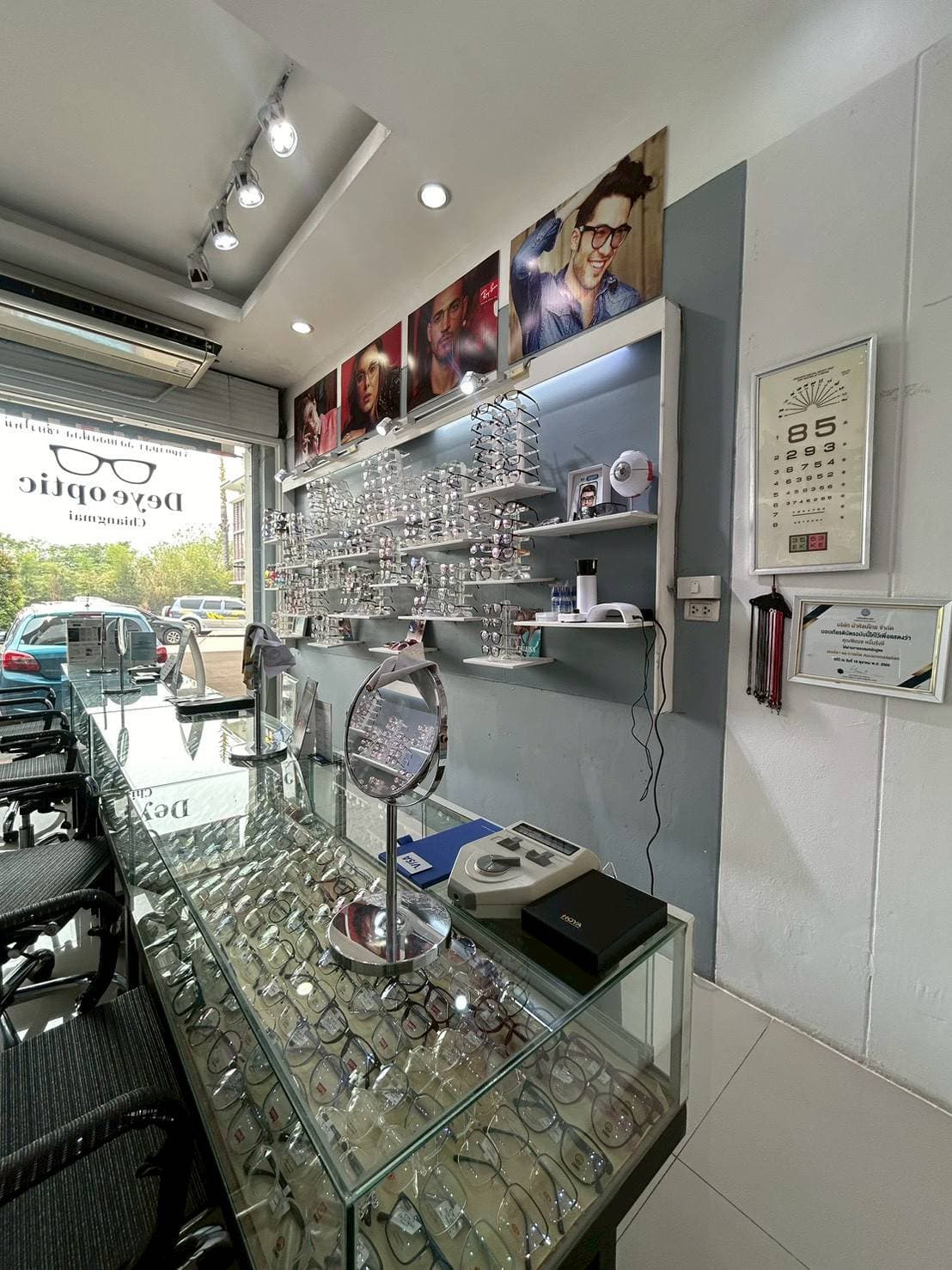 ตู้โชว์แว่นตา